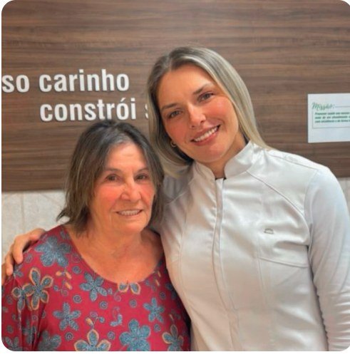 Paciente ao lado da dentista na recepção da unidade