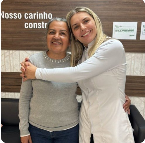 Dentista abraçando paciente após o tratamento